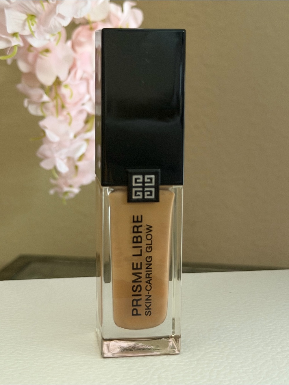 4-C305-Givenchy Prisme Libre Skin-Caring Glow Foundation NWOB